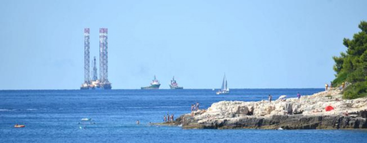 U KUVAJTU, ARABIJI, TEKSASU ILI NORVEŠKOJ BILO BI NEZAMISLIVO PITANJE HOĆEMO LI VADITI NAFTU?