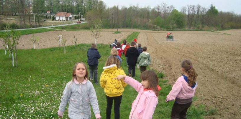 U POPLAVLJENIM VINKOVAČKIM SELIMA TJELESNI SE ODVIJA U PRIRODI