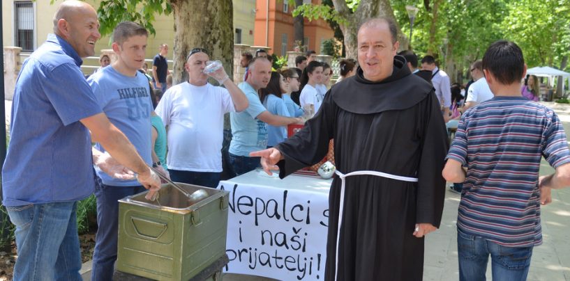 ZA POMOĆ NEPALU MOSTARCI POJELI 3000 PORCIJA GRAHA
