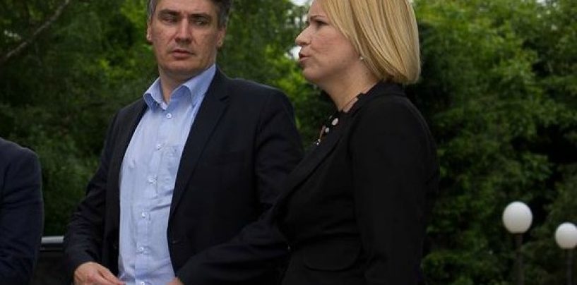 PONOVO KLANJANJE KOMPARTIJSKIM OSLOBODITELJIMA