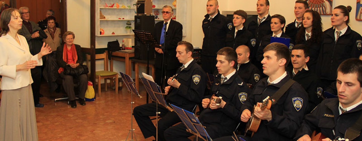 POLICAJCI TAMBURAŠI SVIRAJU U KOPRIVNICI