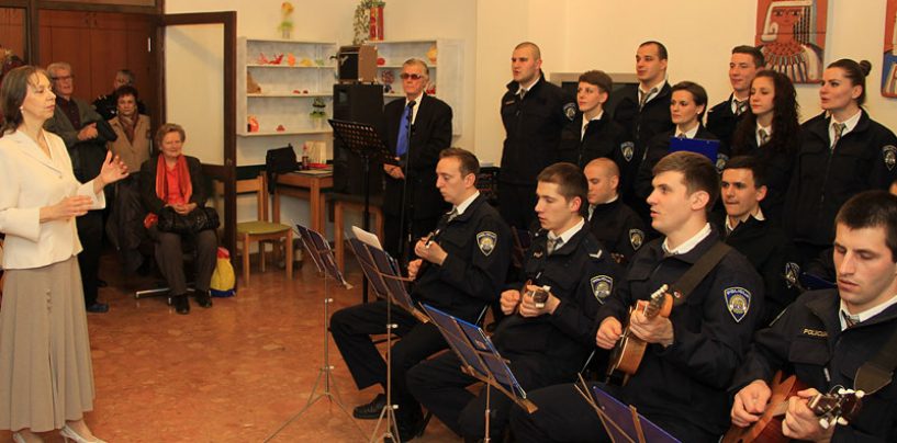 POLICAJCI TAMBURAŠI SVIRAJU U KOPRIVNICI