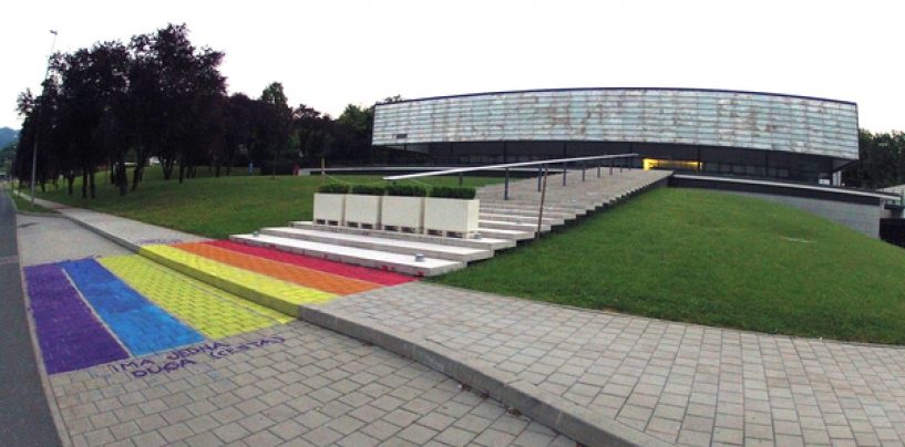 LGBT DUGA ISPRED ZGRADE BISKUPSKE KONFERENCIJE