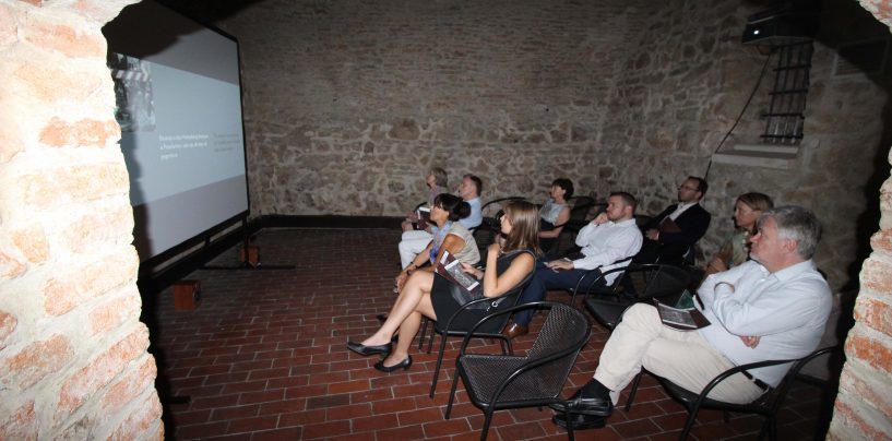 DIPLOMATI POGLEDALI IZLOŽBU O SREBRENICI