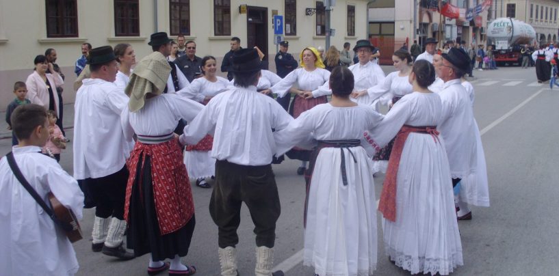 VIŠE OD 4000 SUDIONIKA U SVEČANOM MIMOHODU 50. VINKOVAČKIH JESENI