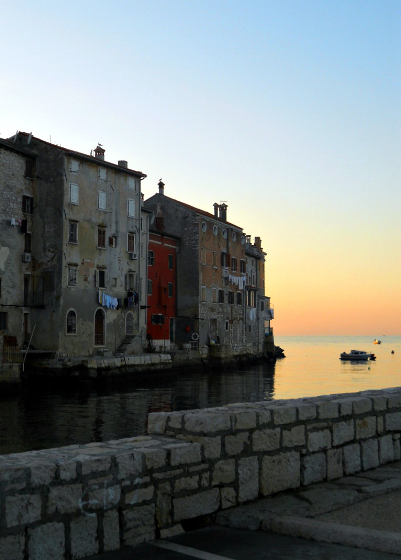 Rovinj,_la_città_vecchia_da_Trg_Valdibora
