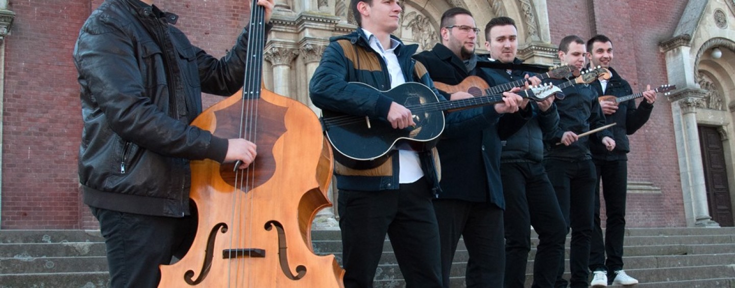 TAMBURAŠI U ČAST ZDENKU RUNJIĆU U RODNOM MU GARČINU