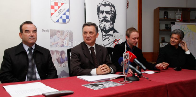 PRAVAŠKI KIŠOBRAN ISPOD KOJEG NEMA NIKOG