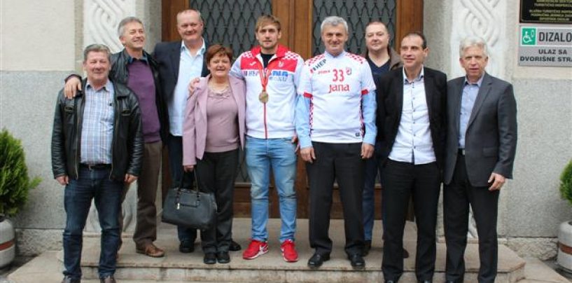 GRADONAČELNIK OGULINA PRIMIO REPREZENTATIVCA CINDRIĆA