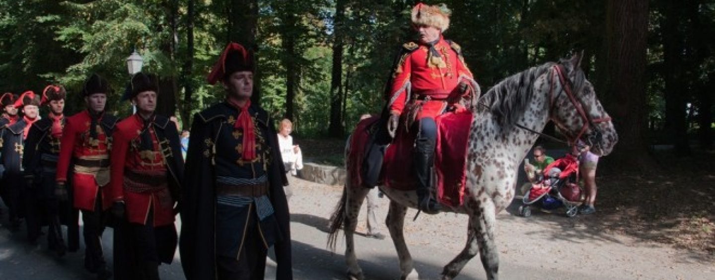 77 KONJA U SVEČANOM MIMOHODU ZA DAN BRANITELJA