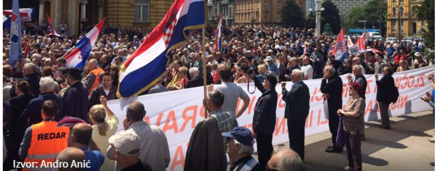 DESNO: IZBACITE ZLOČINCA TITA IZ SVIH JAVNIH PROSTORA