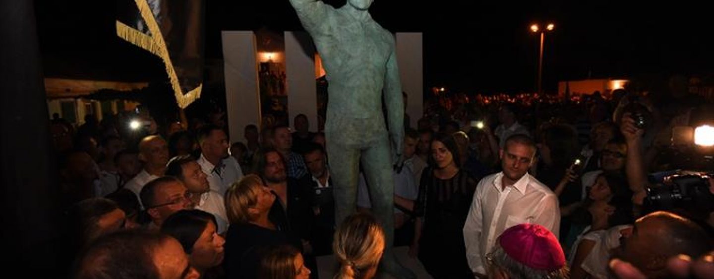 TORCIDA RAZVILA TRANSPARENT – MIRO BAREŠIĆ – PRAVI HRVAT NE UMIRE NIKADA