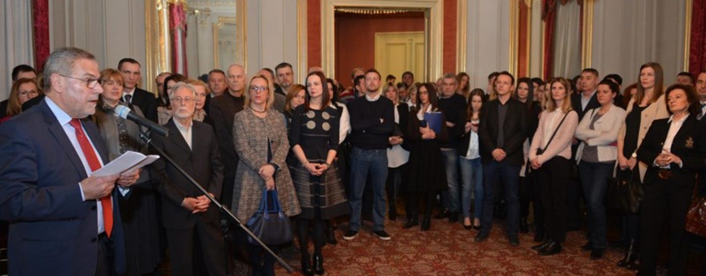 BANDIĆ NOVINARIMA NA PRIJEMU PONUDIO ŠTAPIĆE I NAPOLITANKE