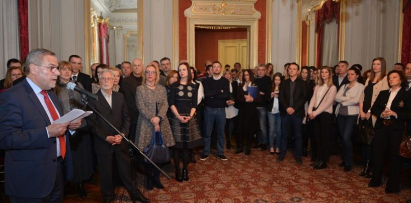 BANDIĆ NOVINARIMA NA PRIJEMU PONUDIO ŠTAPIĆE I NAPOLITANKE