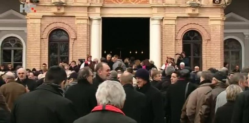 MARKU VESELICI ULICOM, TRGOM ILI PARKOM TREBA REĆI HVALA