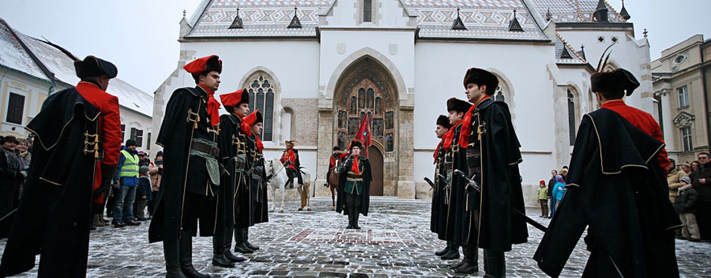 U KRAVAT PUKOVNIJI I DVIJE ŽENE