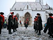 U KRAVAT PUKOVNIJI I DVIJE ŽENE