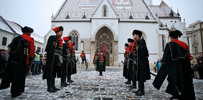 U KRAVAT PUKOVNIJI I DVIJE ŽENE