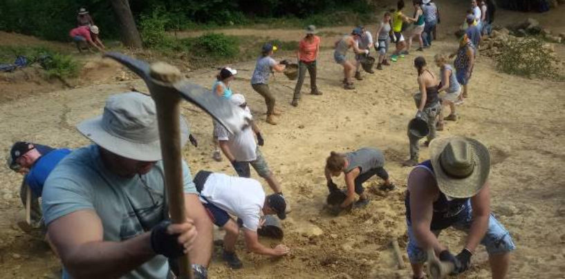 VOLONTERI IZ ČITAVOG SVIJETA NA BOSANSKIM PIRAMIDAMA