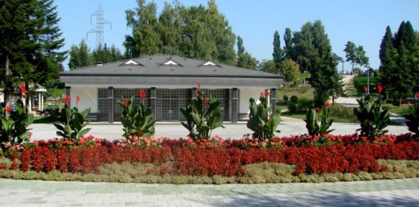 KLAPI “GLORY” PROVALJEN KOMBI DOK SU PJEVALI NA SAHRANI U PETRINJI