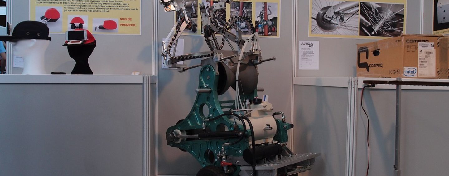 ROBOT IZ POREČA ČISTI, BOJI I MIJENJA ŽARULJE