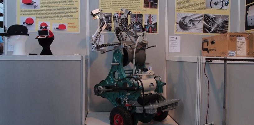 ROBOT IZ POREČA ČISTI, BOJI I MIJENJA ŽARULJE