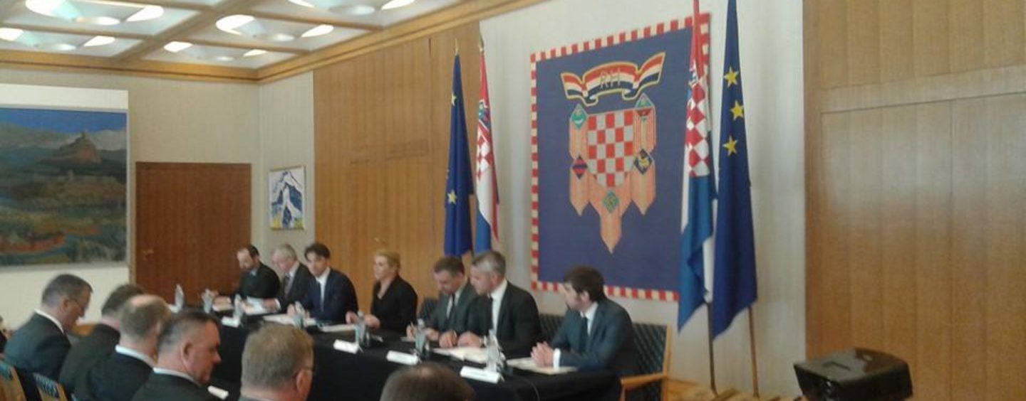 HRVATSKU VODE TUĐE SLUGE I VELIKI AMATERI