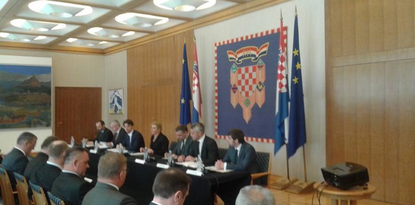 HRVATSKU VODE TUĐE SLUGE I VELIKI AMATERI