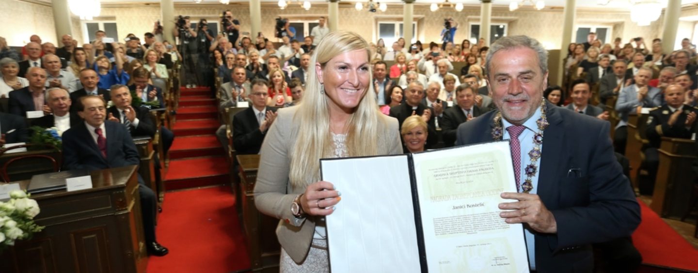 JANICA I BANDIĆ URUČUJU NAGRADE POBJEDNICI SNJEŽNE KRALJICE