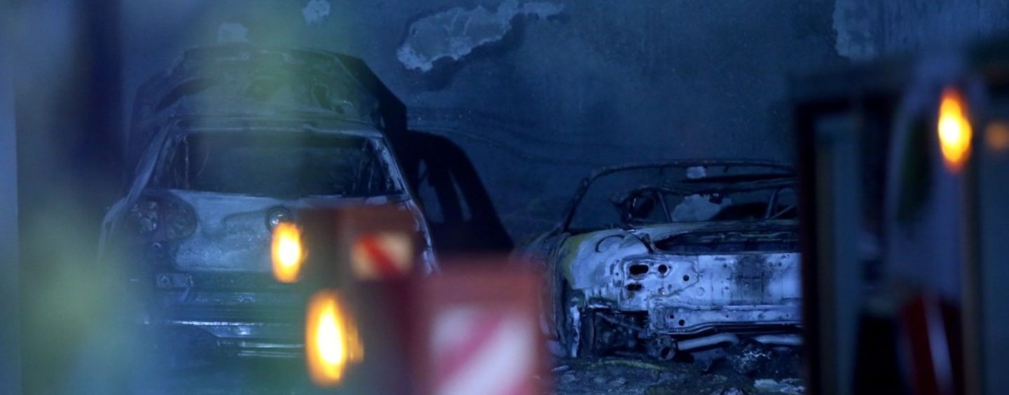 ZAPALJENA TRI AUTOMOBILA U SLOBOŠTINI
