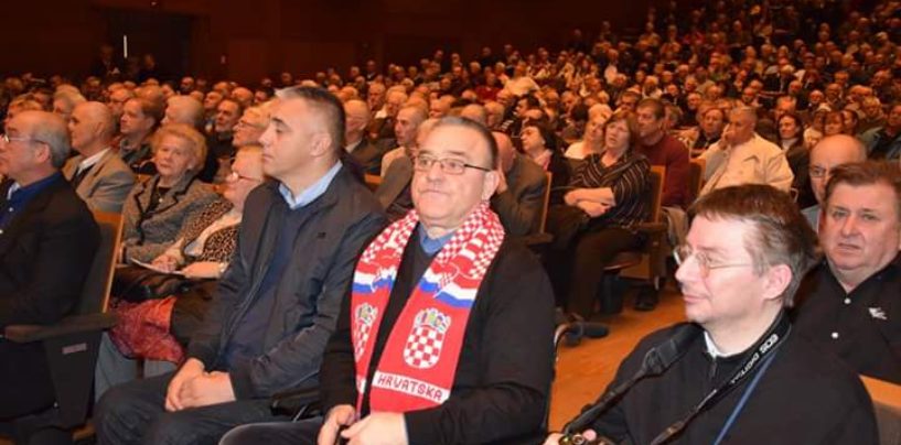 PUPOVAC POKAZUJE DA JE TUPOVAC
