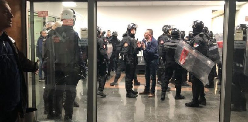 U BEOGRADU POLICIJA ZAUSTAVILA DEMONSTRANTE U OSVAJANJU DRŽAVNE TELEVIZIJE