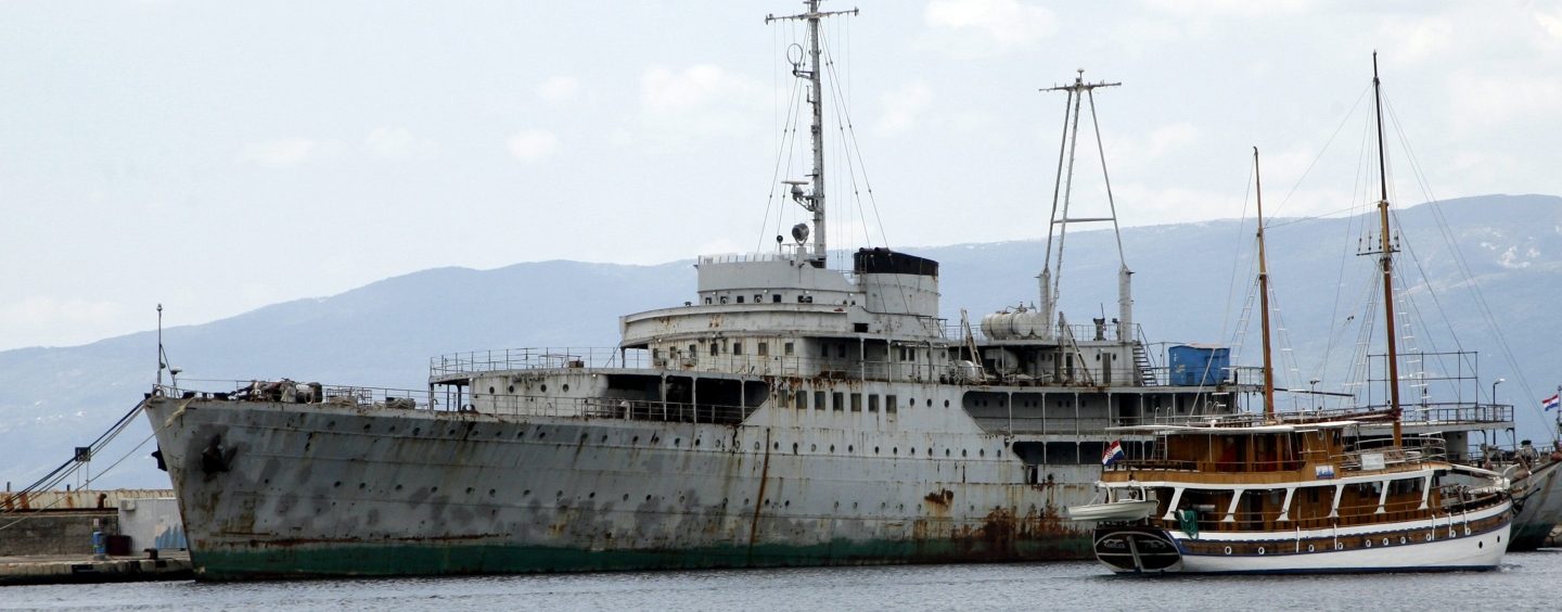 DRUŽE OBERSNEL, OTEGLITE OLUPINU OD GALEBA I POTOPITE JE NA SRED JADRANA