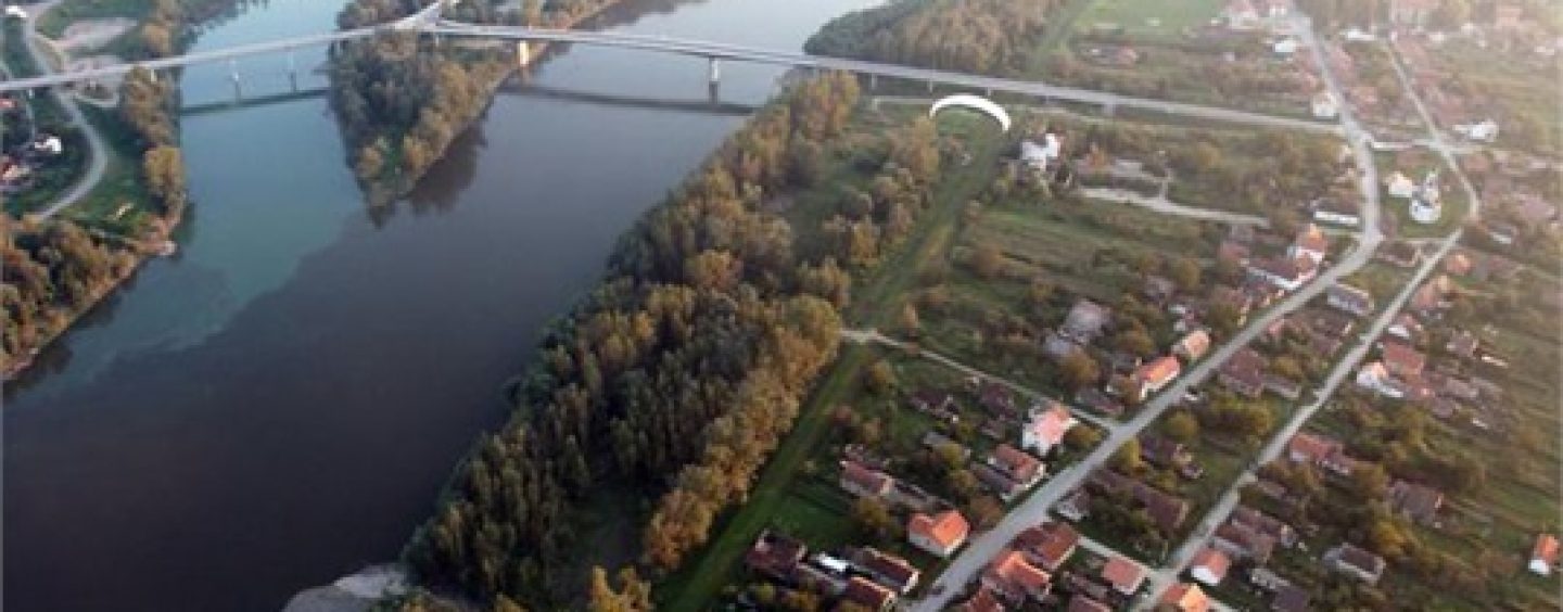 SRBI IZ DODIKOVE PARADRŽAVE POKUPOVALI KUĆE U JASENOVCU