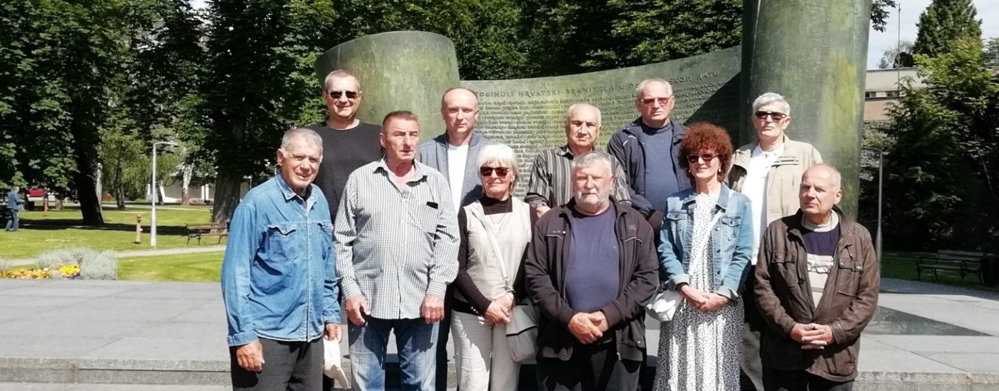 SVJEDOCI EKSPRESNOG SKIDANJA HRVATSKIH ZASTAVA I SPREMANJA U KANTE ZA SMEĆE