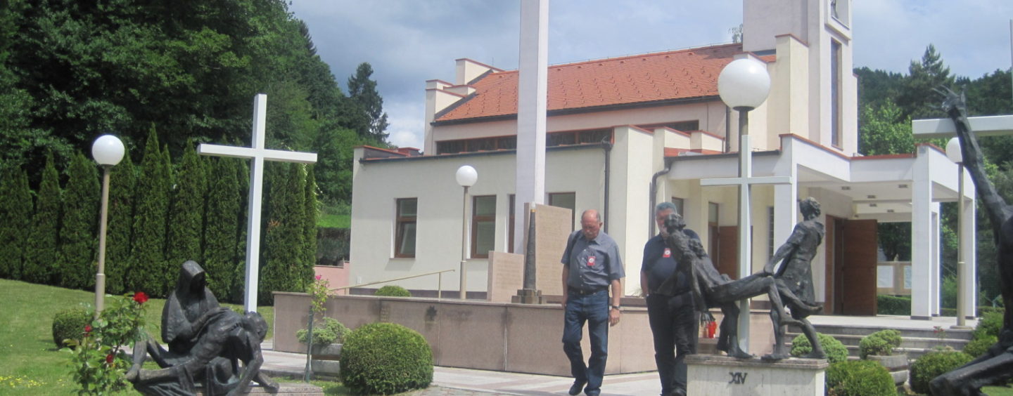 SAHRENJENI SU U MALIM BIJELIM SANDUCIMA, UMJESTO IMENA I PREZIMENA PIŠE MACELJ I BROJ