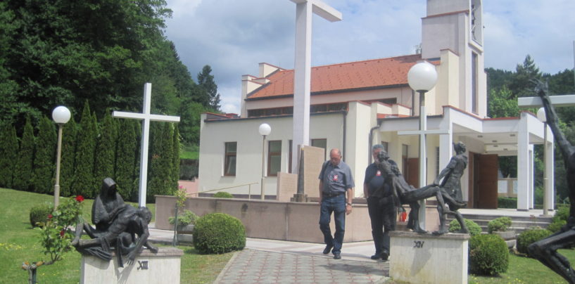 SAHRENJENI SU U MALIM BIJELIM SANDUCIMA, UMJESTO IMENA I PREZIMENA PIŠE MACELJ I BROJ