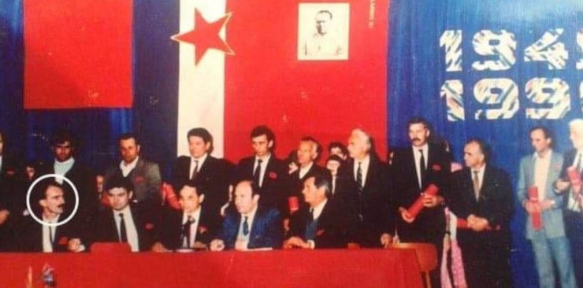 UTJECAJNI DOMOLJUBNI KOMENTATOR NA PARTIJSKOM SASTANKU