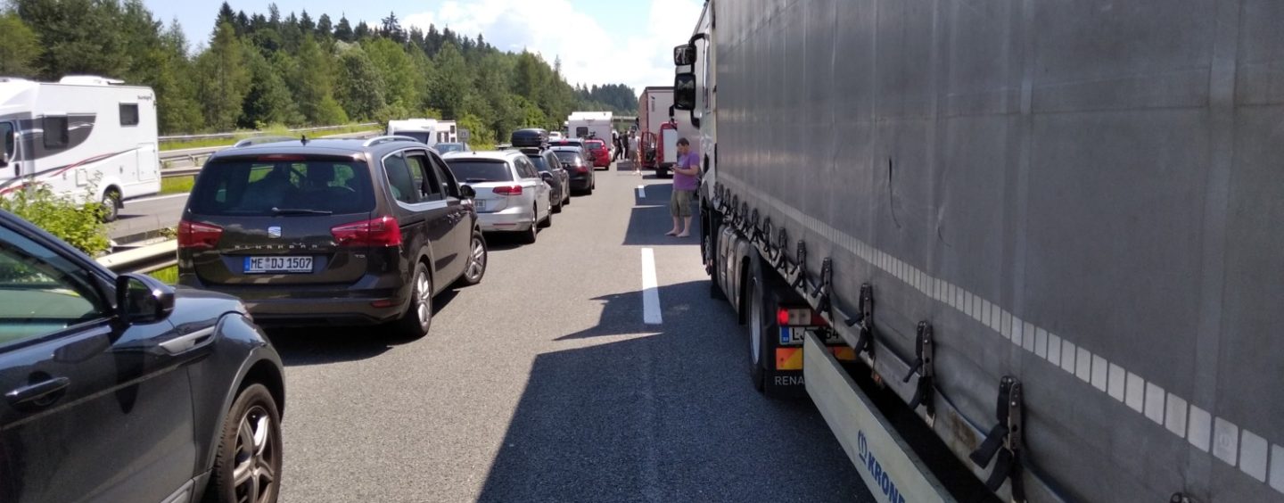 SEDAM SATI ČEKANJA PRED KARAVANKAMA