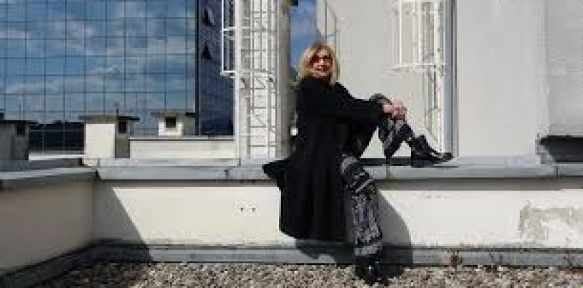 NAJSLOŽENIJI MEHANIZAM POSTOJANJA ŽENE U POEZIJI I GLUMI