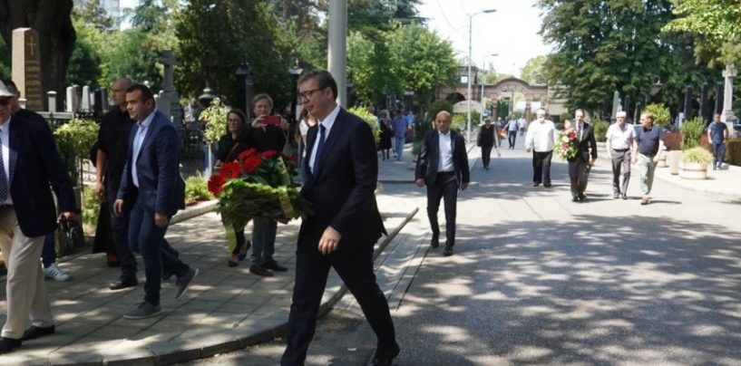 VUČIĆ NA SAHRANI MIROSLAVA LAZANSKOG