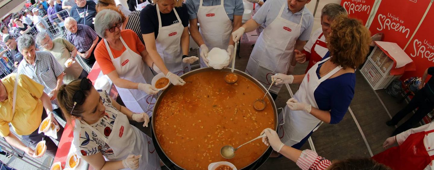 RADNIKE I SIROTINJU KUPUJU ZA PORCIJE GRAHA I ŠNITU KRUHA
