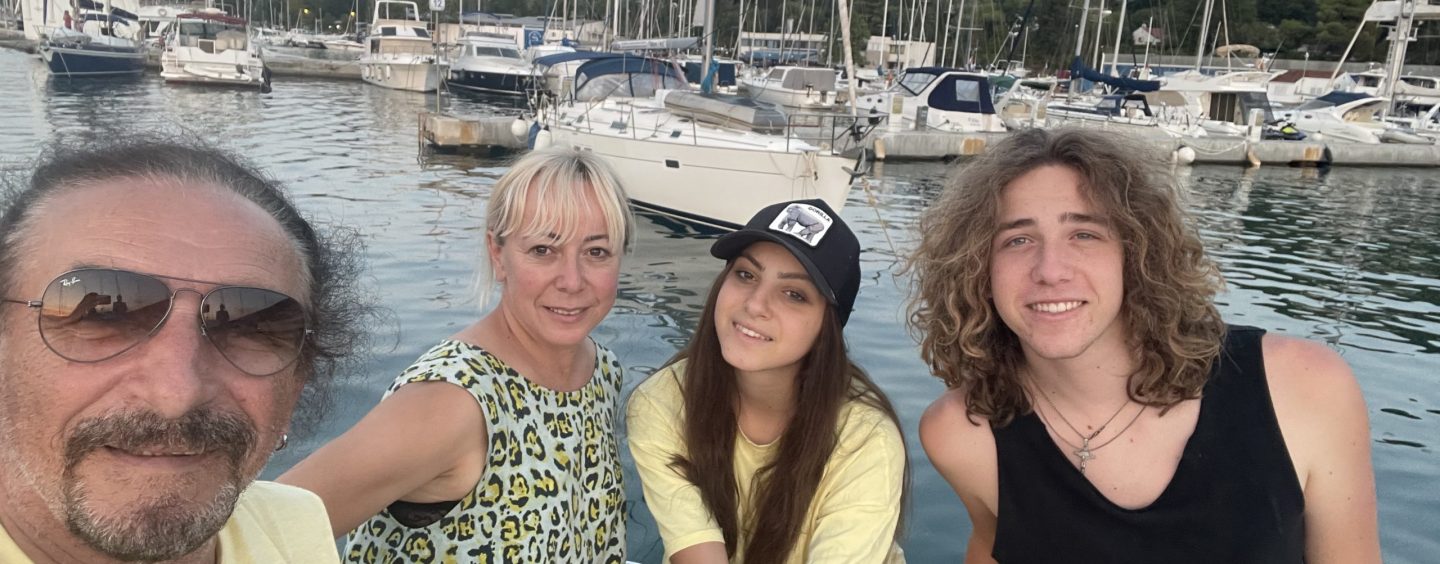 BEBEK S MIŠOM I RUSOM U SKLONIŠTU U KOCKARNICI INTERNACIONALA