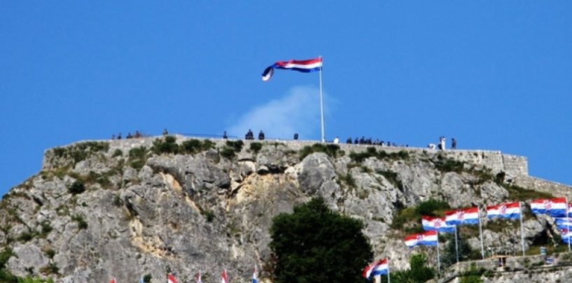 KRŠTENA SI ZEMLJO NA TVRĐAVI U KNINU