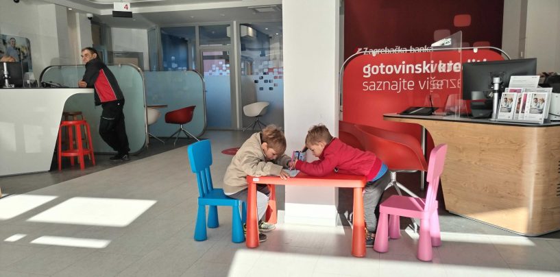 MALI CRTAČI U BANCI