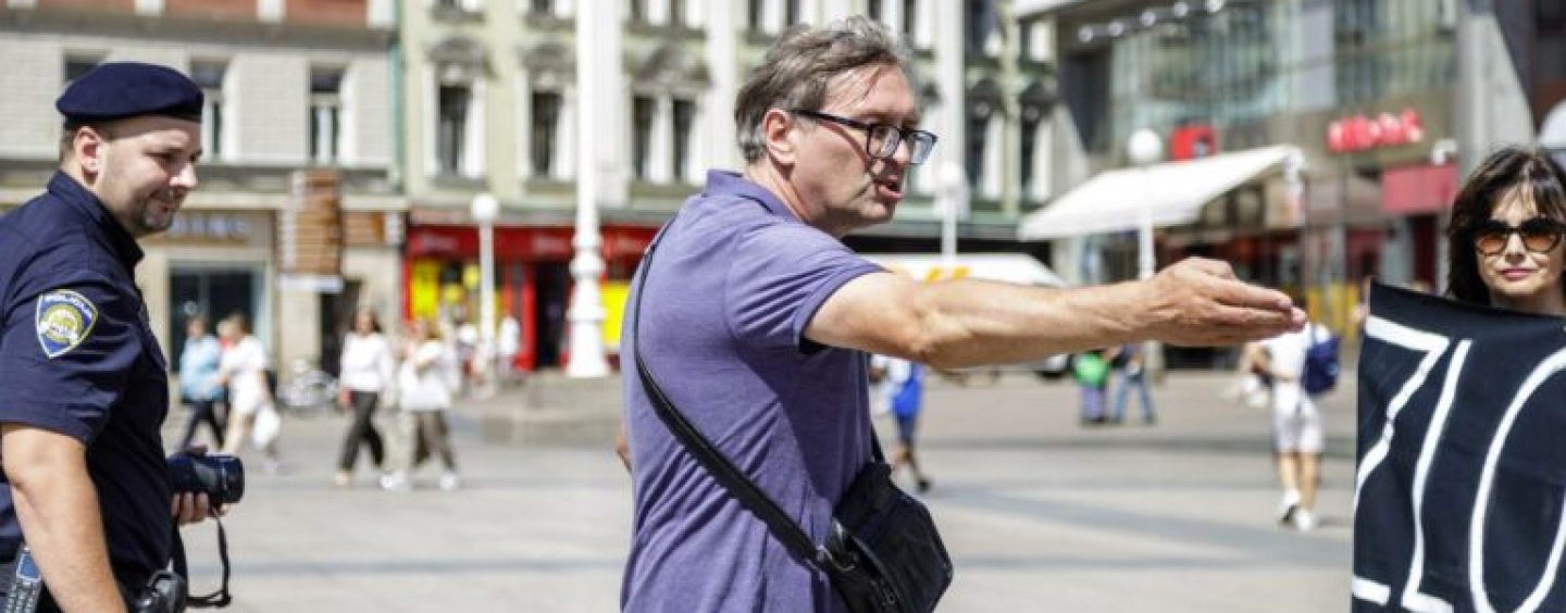 USPROTIVIO  SAM SE LAŽIMA O OLUJI