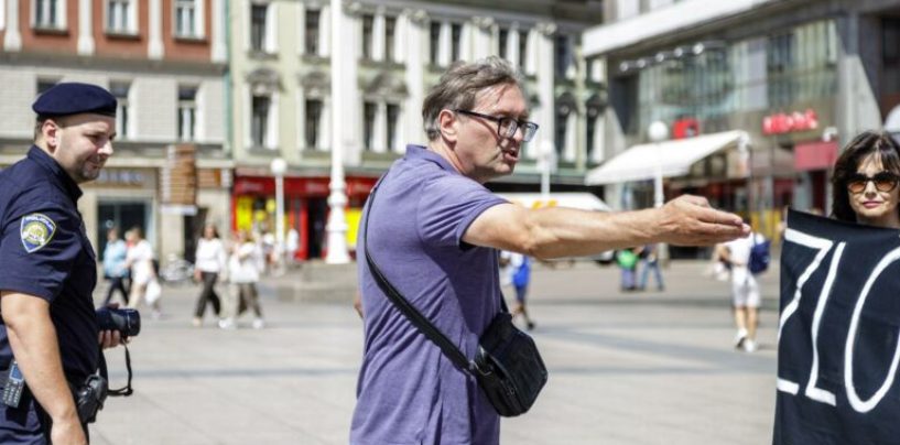 USPROTIVIO  SAM SE LAŽIMA O OLUJI