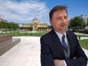 PJESNIK SAM IZVAN KNJIŽEVNOG KRDA