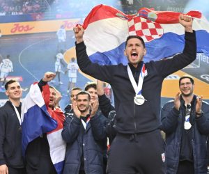 ZLATNA PLAKETA SREBRNIM RUKOMETAŠIMA
