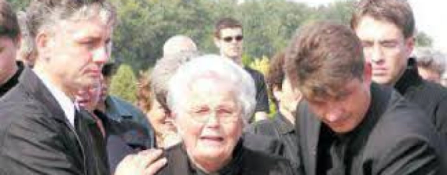 SVAKA SIJEDA PRIČU NOSI